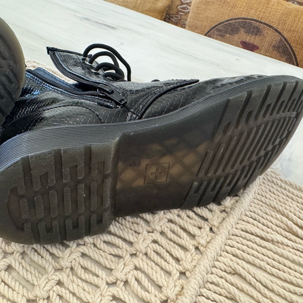 Doc Martens View 6